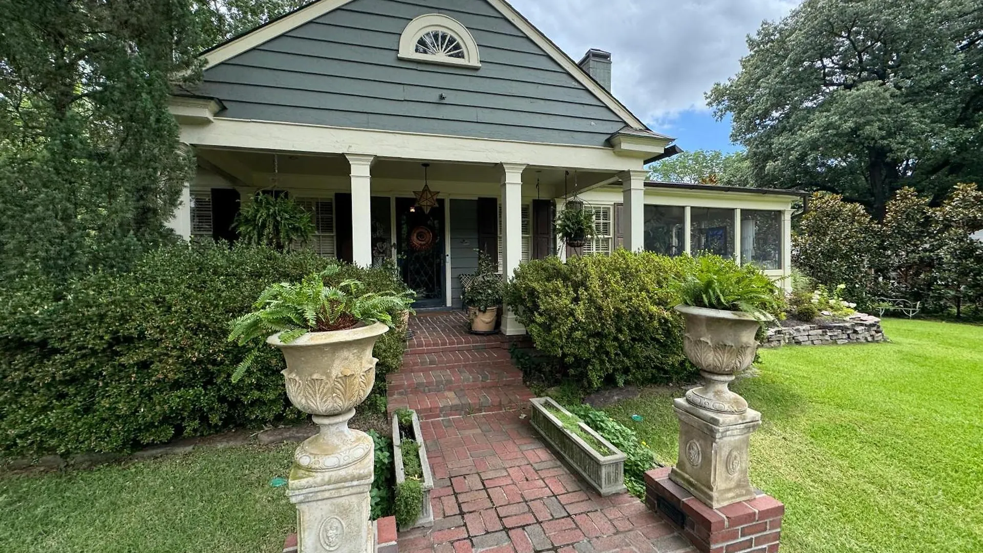Вилла Classic Central Memphis Four Bedroom Home