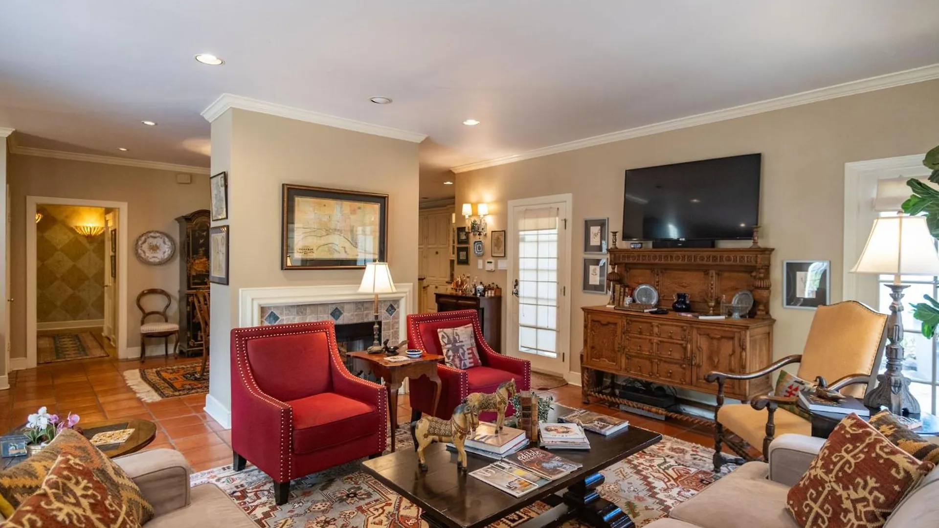 Classic Central Memphis Four Bedroom Home Вилла